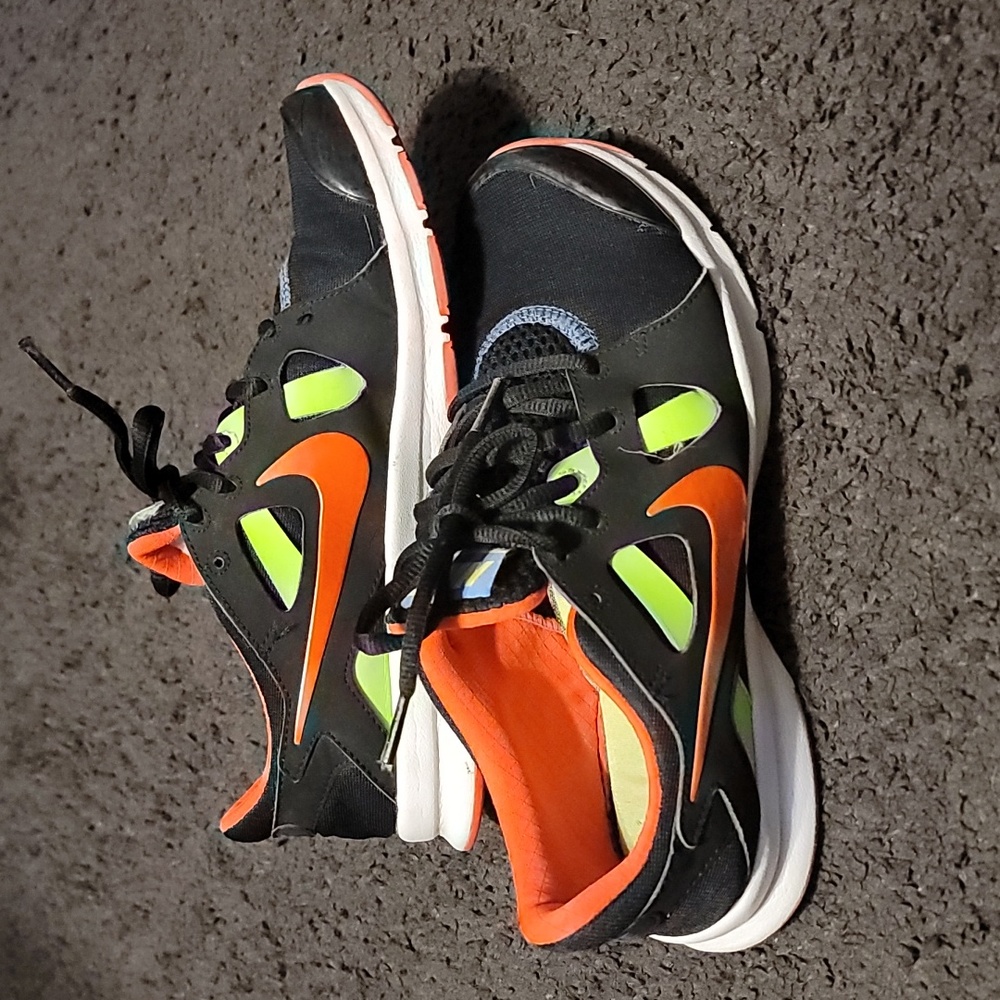 Nike tennis shoes- In-Season TR 3 - Women's 6 - 599553-003